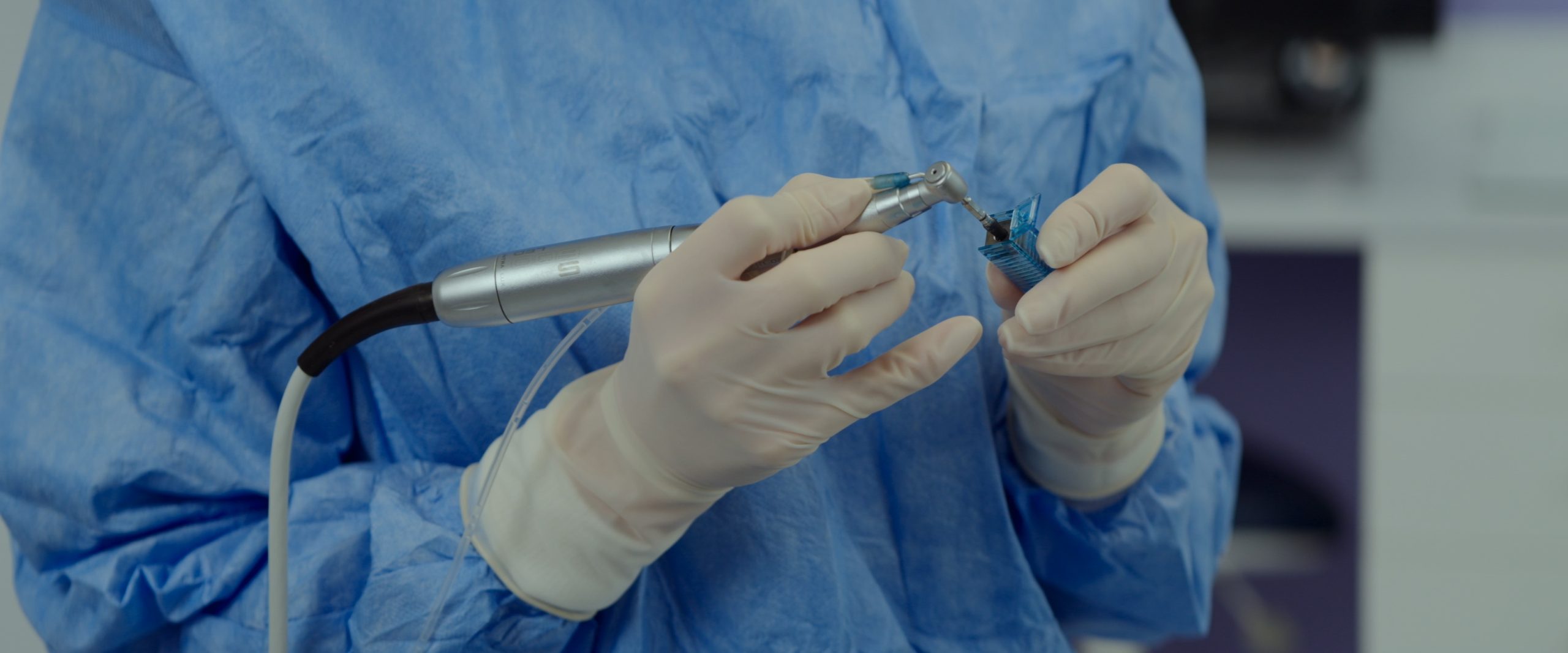 intervenție implant dentar în cabinet